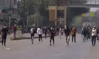 Морски пехотинци стреляха по протестиращи, щурмуващи консулството на САЩ в Карачи (ВИДЕО)