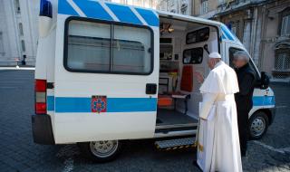 Папата благослови линейка за бедните
