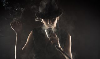 Известна руска певица се подпали с цигара, в реанимация е