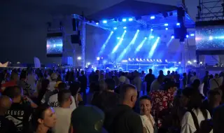 Музикант припадна на сцената по време на концерт в Бургас