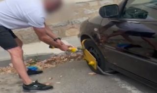 Ето как мъж освободи колата си от скоба (ВИДЕО)