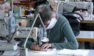 Шивачките в България: шият скъпи дрехи, а едва оцеляват
