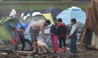 Хуманитарна катастрофа заплашва бежанците в Гърция