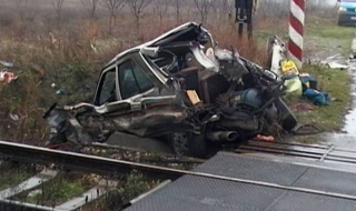 Влак влачи кола в протежение на 100 метра