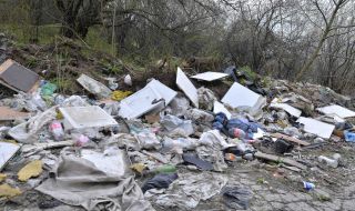 Държавата на боклуците: Хладилници, матраци и тонове пластмаса в Чепинска река и не само там