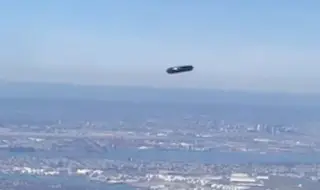 Пътничка в самолет засне мистериозен обект в небето (ВИДЕО)
