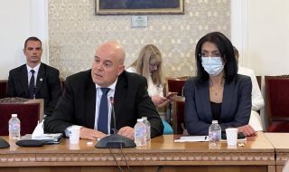 Гешев напусна заседанието на антикорупционната комисия в НС, след въпрос за оставката му 