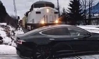 Влак премина през Tesla, а тя продължи да се движи, какво се случи? (ВИДЕО)