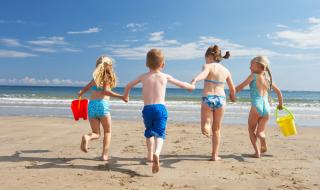 Дерматолози предупреждават за опасността, която дебне децата ни на плажа!