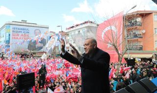 Парадоксът Ердоган: Критикуват го, но гласуват за него