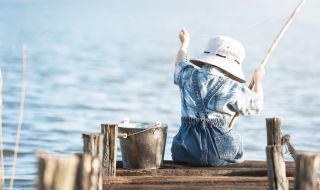 6-годишно момче хвана риба колкото ръста си на първия си риболов (ВИДЕО)