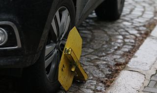 В район "Триадица" пазят паркоместа за избрани хора, пътят бил частен