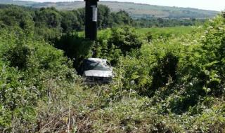 Лек автомобил се заби в билборд на пътя София-Варна