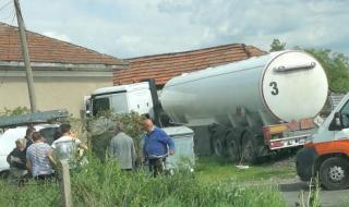 Цистерна се заби в къща във Видинско