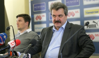 Батков прие оставката на Сираков