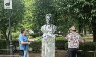 Почистиха паметника на Левски в Бургас