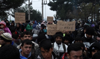 Ядосани мигранти блокираха ж.п. линия на македонската граница