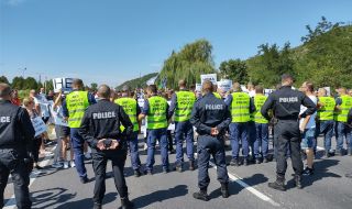 Протест на хотелиери и ресторантьори от Благоевград блокира за кратко главния път Е-79