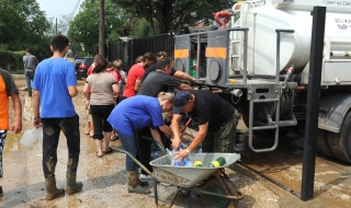 Българските екипи на пожарникарите издирват хора в Македония