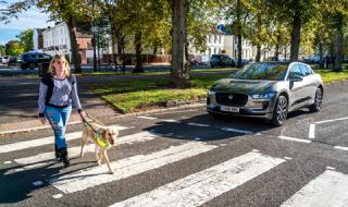 Jaguar ще предупреждава незрящите пешеходци