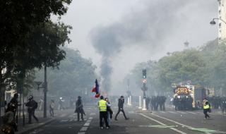 Протести и сблъсъци в Париж