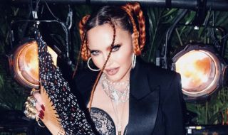 Мадона отново си показа голите гърди (СНИМКА)