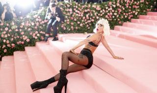 Лейди Гага падна от сцената (ВИДЕО)