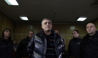 Щом може Петното да ходи в Банкя, значи може и в парламента с белезници