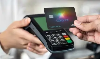 Кредитни карти с OLED екран