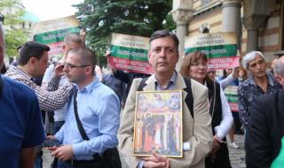 Протест пред БНТ защити Горан Благоев