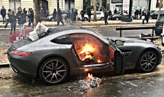 Протестиращи в Париж палеха суперлускозни коли (ВИДЕО)