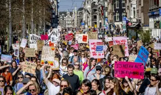 Thousands gather in Amsterdam for International Women's Day 