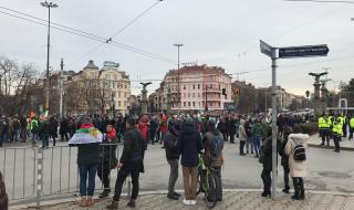 Напрежението расте: Протестиращите блокираха &quot;Орлов мост&quot; СНИМКИ