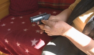 Пенсионерка подпука крадци с газов пистолет