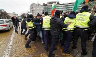 Полицаи и протестиращи се биха в центъра на София ВИДЕО