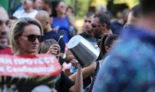 Скочиха с черпаци и тенджери срещу Стойчо Кацаров