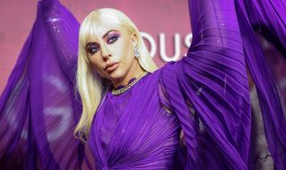 Лейди Гага показа спираща дъха визия на червения килим (СНИМКИ)