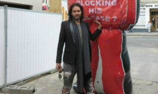 Ръсел Бранд се сдоби с щерка