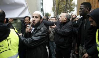 Мюсюлманска молитва предизвика напрежение в Париж