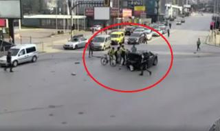 Ново ВИДЕО показва как очевидци вадят Милен Цветков от колата