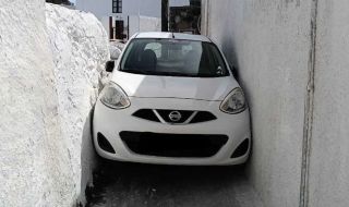 Nissan Micra заседна в тясна улица в Гърция