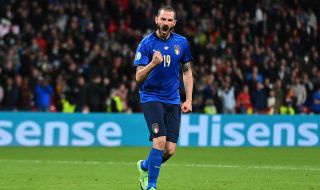 Гаф на UEFA EURO 2020: Стюард спря национал на Италия да влезе на терена (ВИДЕО)
