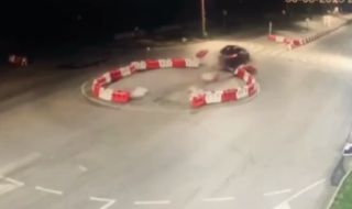 Пореден "състезател": Водач помля огражденията на кръгово в Перник, кривна в насрещното и се заби в кола   