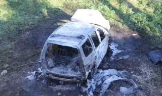 Загадъчно: Кола с чужда регистрация падна в дере и изгоря на пътя Симитли - Банско