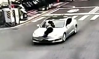 Паркинг-скандал завърши с возене върху капака на Tesla (ВИДЕО)