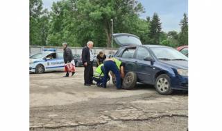 Полицаи помогнаха да се смени гума