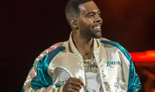 Развълнувана фенка грабна певец за чатала по време на концерт (ВИДЕО)