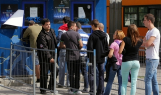 Нови опашки пред Националния стадион за последните 200 билета