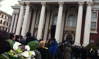 Хиляди изпратиха Тодор Колев към небесния театър