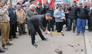 Протестиращи трошиха електромери и вяха черни знамена